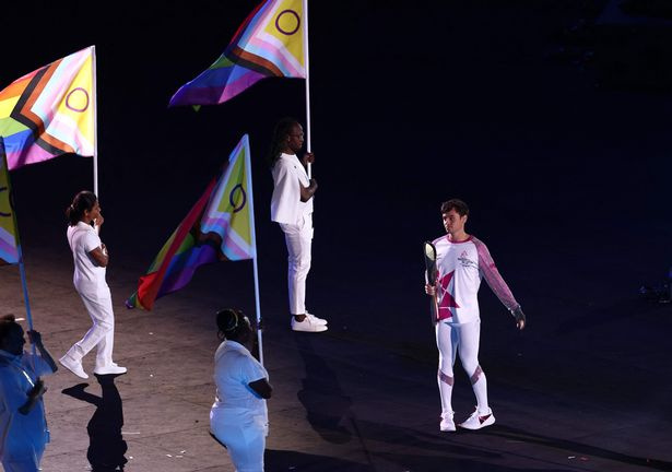   Tom Daley vstúpil na otvárací ceremoniál pred siedmimi LGBT+ aktivistami a športovcami s vlajkami Progress Pride