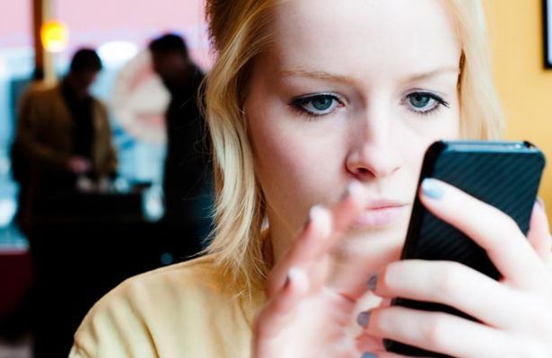 Mulher jovem usando um telefone celular (Foto: Getty Images)