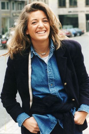 Em 1995, Claudia tinha cabelos muito mais claros, sem franja e sem delineador