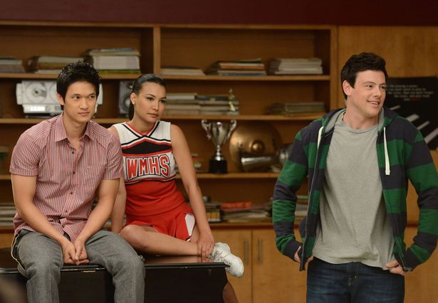 Cory, à direita, aparecendo no episódio final de Glee ao lado de seus co-estrelas Harry Shum Jr e Naya Rivera, que desde então também morreu