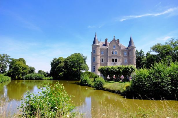 Úžasný Chateau-de-la-Motte Husson má hodnotu 2 milióny libier
