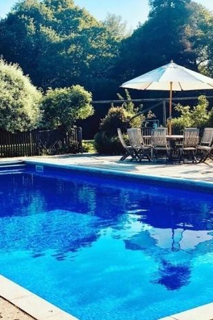 Seu apartamento em Sussex possui uma impressionante piscina ao ar livre