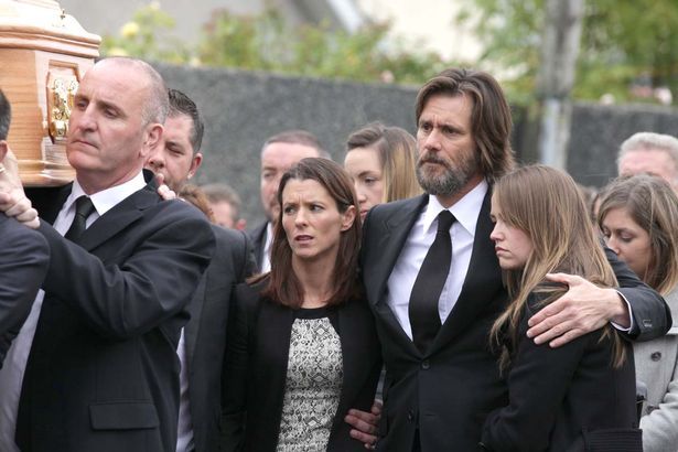 ג'ים קארי משתתף בהלוויה של קתריונה ווייט