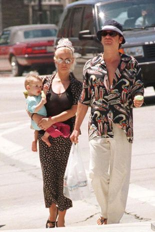 Tiger ainda criança com sua mãe Paula Yates e seu pai, o cantor do INXS Michael Hutchence