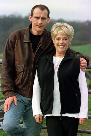 Julie Goodyear e namorado Scott Brand em março de 2000