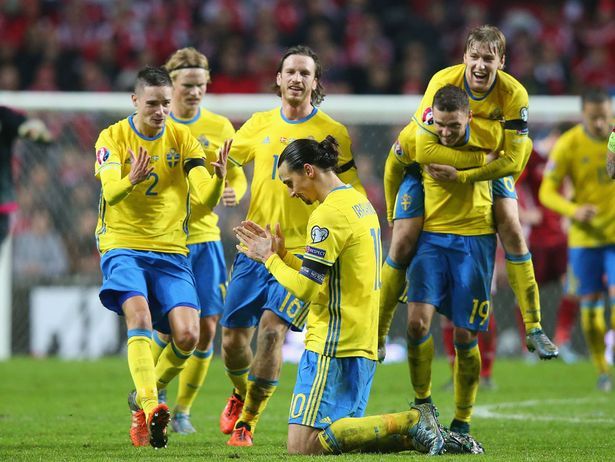 Zlatan Ibrahimovic, da Suécia, é cercado por companheiros de equipe para comemorar após a segunda mão do Play-off para a qualificação do UEFA EURO 2016, entre Dinamarca e Suécia.