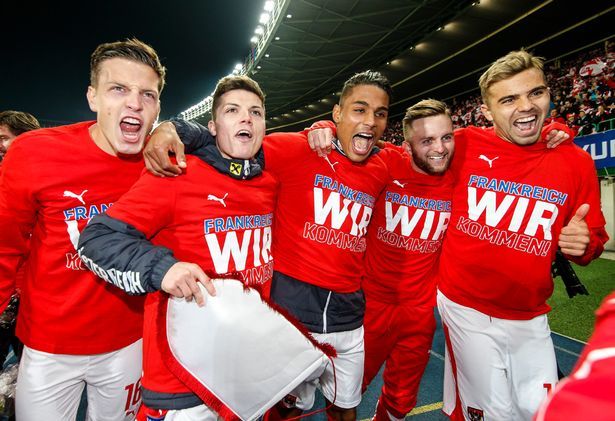 Kevin Wimmer da Áustria, Marcel Sabitzer, Rubin Okotie, Jakob Jantscher e Lukas Hinterseer comemoram depois de vencer o UEFA EURO 2016 Qualifier entre Áustria e Liechtenstein
