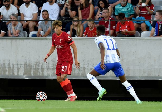 Kostas Tsimikas deu a assistência para o gol de Sadio Mane e Liverpool