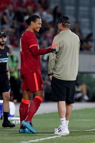 Virgil van Dijk fez seu tão esperado retorno ao Liverpool contra o Hertha BSC como substituto no segundo tempo