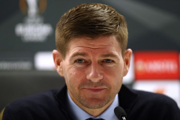 Gerrard despejou água fria sobre as alegações de que substituirá Klopp como treinador do Liverpool