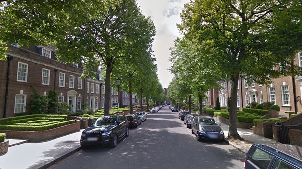 Odhalená najdrahšia britská ulica a domy sú terasy z červených tehál