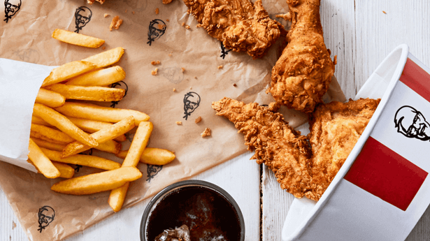 A KFC está oferecendo aos alunos do nível A frango frito com batatas fritas de graça no dia dos resultados