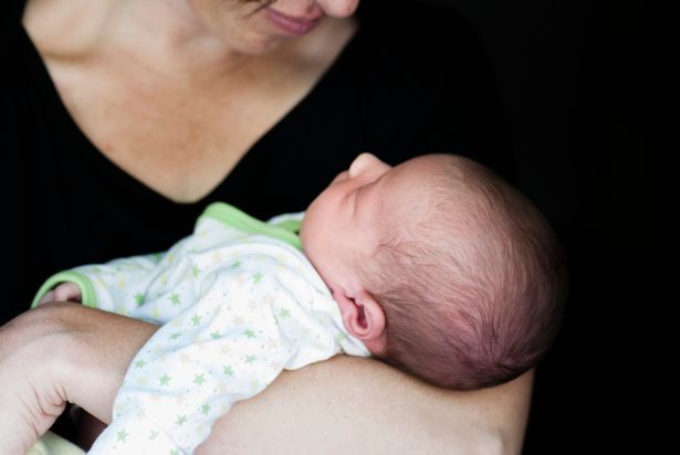 Close-up da mãe segurando o bebê recém-nascido
