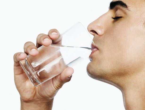 Pri chorobe je dôležité piť vodu