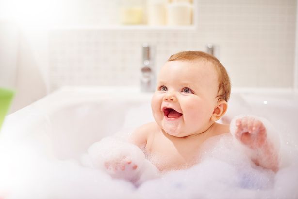 El nen s'asseu a la banyera esperant que se li rentin els cabells. Mira cap amunt i riu cap a on es troba la seva mare al costat del bany. Està assegut en un seient de bany per a nadons que està amagat a la vista per la espuma de sabó. El bany és lluminós i modern.