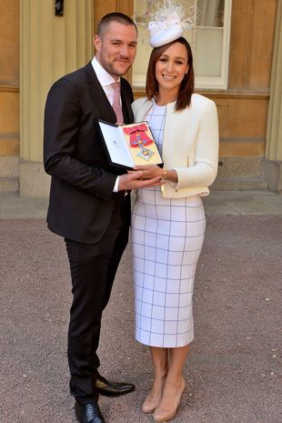 A ex-atleta britânica de atletismo, Jessica Ennis-Hill, (R), acompanhada por seu marido Andy, recebeu seu prêmio após ser nomeada Dama Comandante da Ordem do Império Britânico (DBE) por serviços prestados ao atletismo durante uma cerimônia de investidura no Palácio de Buckingham em Londres em 19 de abril de 2017
