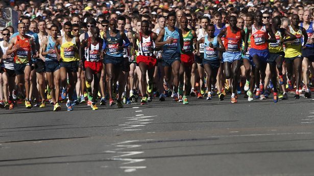 המתחרים חוצים את קו ההתחלה בתחילת מרתון לונדון בגריניץ 
