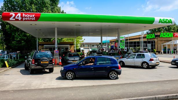 Asda reduz os preços da gasolina e do diesel para 'os mais baixos em dois anos