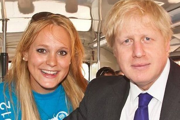 Jennifer Arcuri fotografada com Boris Johnson em seu ônibus de campanha