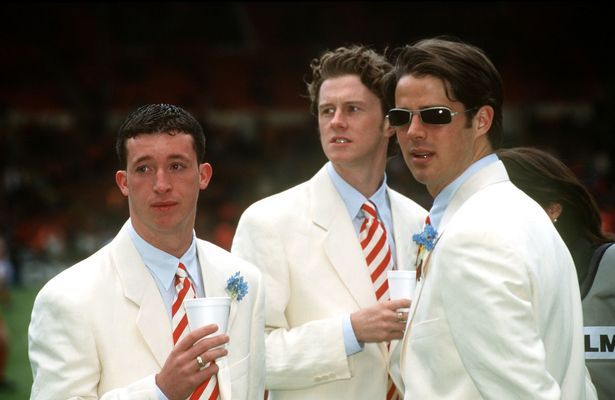 Robbie Fowler, Steve McManaman a Jamie Redknapp v zodpovedajúcich bielych oblekoch Armani.