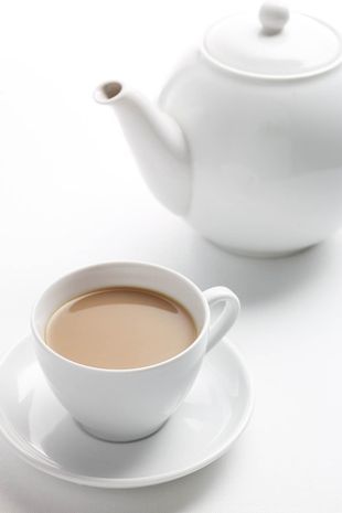 Енглески чај у шољи и чајнику