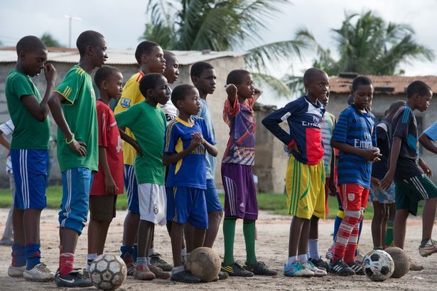 Photographie de l'organisation caritative de sensibilisation Tackle Africa, qui utilise le football pour sensibiliser au VIH, à Dar es Salaam, en Tanzanie, le 5 mai 2015. Pour un documentaire de BT Sport sur la façon dont le football peut aider les jeunes des zones défavorisées à améliorer leur vie.
