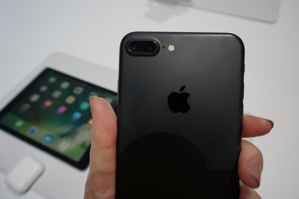 מהי מצלמת עדשה כפולה וכיצד היא פועלת באייפון 7 פלוס של אפל?