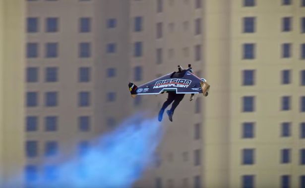 Inventor veste jetpack e faz zoom sobre Dubai a velocidades de quase 150 mph