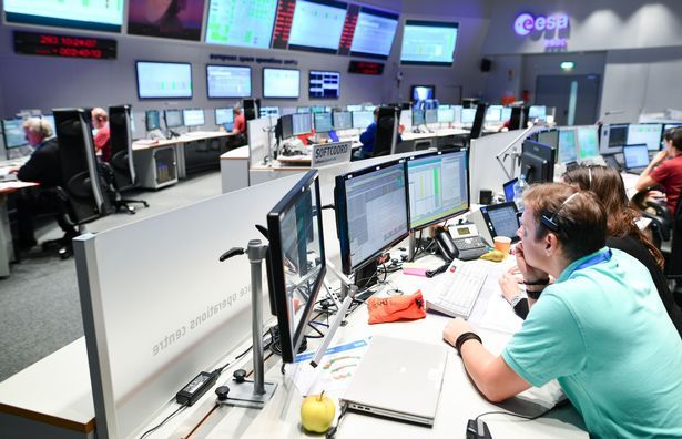 Els empleats seuen a la sala de control de l'Agència Espacial Europea (ESA) a Darmstadt, a l'oest d'Alemanya.