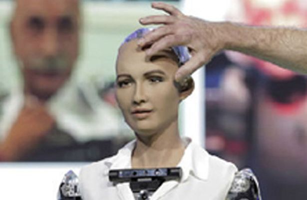 Humanoidný robot 'Sophia' hovorí čínsky