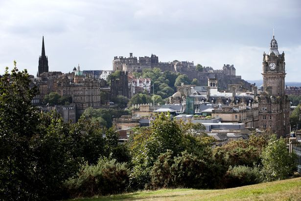 Bendras vaizdas į Edinburgą Škotijoje, žvelgiant į Edinburgo pilį ir Balmoralio laikrodį
