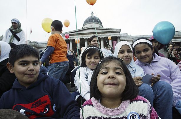 Lidé se scházejí na první výroční oslavě muslimského svátku Eid ul-fitr na Trafalgarském náměstí u konce ramadánu