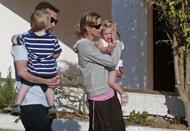 Gerry McCann (L) i Kate McCann (R), pares de la nena britànica desapareguda de tres anys, Madeleine McCann, caminen aguantant els seus dos fills Sean i Amelie