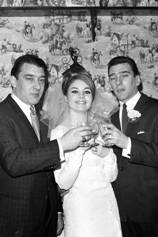 Frances Reggien kanssa ja Ronnie heidän häissään vuonna 1965