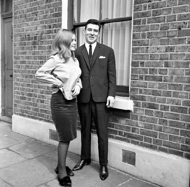Reggie Kray silloisen morsiamensa Frances Shean kanssa Vallance Roadilla vuonna 1965 - hän tekisi itsemurhan