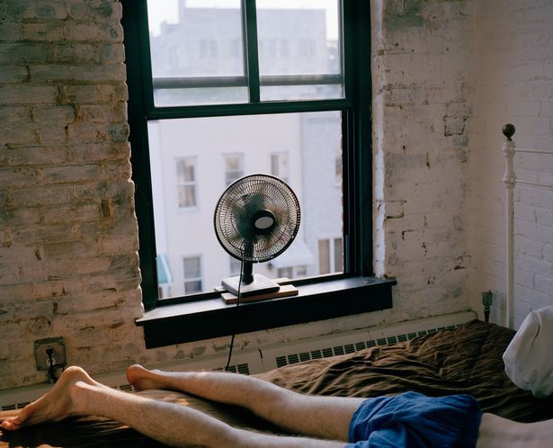 osoba spiaca s ventilátorom