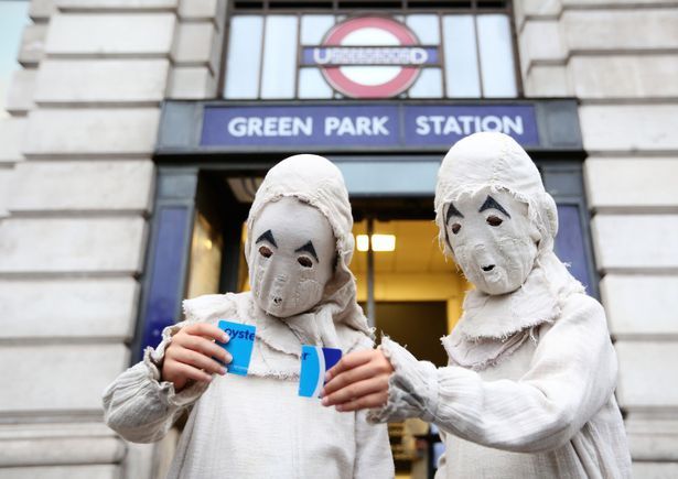 Језиви близанци који плаше путнике у Лондону