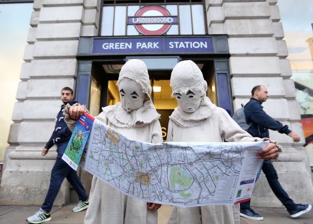 Језиви близанци који плаше путнике у Лондону