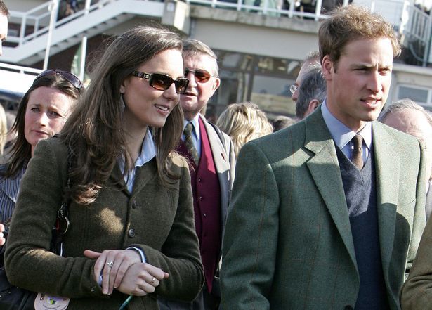 Kate Middleton fotografada com seu então namorado William em Cheltenham em 2007
