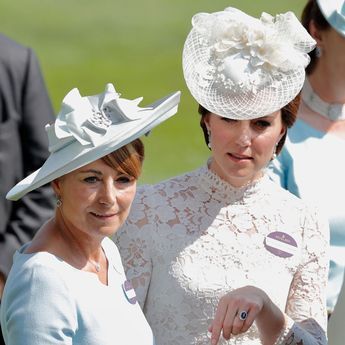 Kate com sua mãe Carole no Royal Ascot em 2017