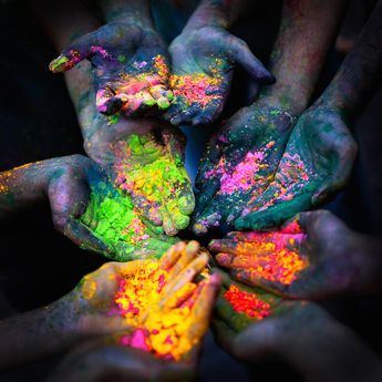 אבקת צבע על הידיים במהלך פסטיבל הולי