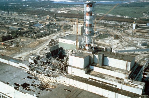 O reator destruído número quatro em Chernobyl após a explosão