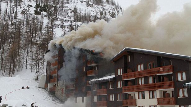 Испуганные туристы покидают лыжный хостел, когда в доме шале проливаются слезы